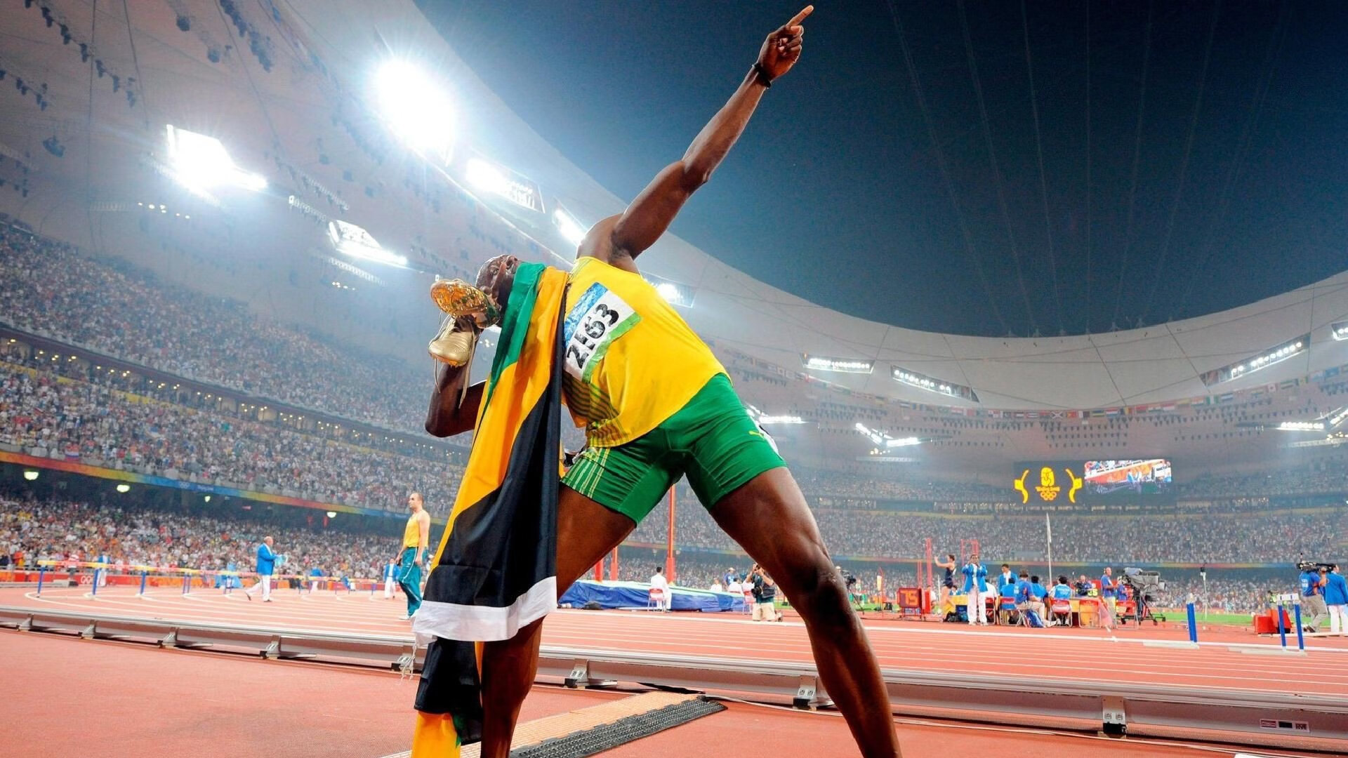 跨界体育风云，从阿扎伦卡的篮球之旅到电竞悬念的激情夜晚，跨界竞技夜，阿扎伦卡的篮球身影与电竞狂潮